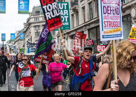 Eine Lösung: Revolution, nein mehr Sparmaßnahmen - Nein zu Rassismus - Tories müssen gehen, Demonstration von Völkern Montage, Saturd organisiert Stockfoto