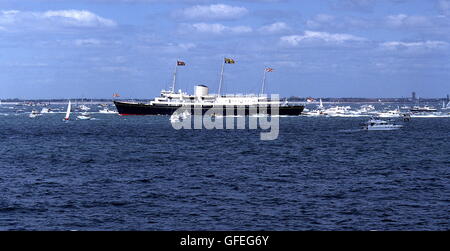 AJAXNETPHOTO - JUNI 1994. SPITHEAD, ENGLAND. -KÖNIGIN BEWERTUNGEN JUBILÄUM-FLOTTE - DIE ROYAL YACHT BRITANNIA, DIE DURCHFÜHRUNG VON HM THE QUEEN, UMGEBEN VON KLEINEN BOOTEN AS ES IN RICHTUNG DER FLOTTE KÖPFE AN SPITHEAD VERANKERT. FOTO; JONATHAN EASTLAND/AJAX REF: 940570 Stockfoto