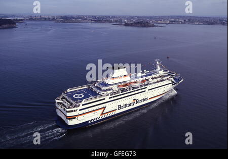 AJAXNETPHOTO. 1992. PLYMOUTH, England. - BRITTANY FERRIES CROSS CHANNEL AUTO- und PASSAGIERFÄHRE BRETAGNE NACH INNEN GEBUNDEN. Foto: ADAM EASTLAND/AJAX REF:EPS 26 RDP 14. Stockfoto