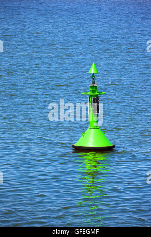 Fairway mit grünen Boje in einem Meer. Stockfoto