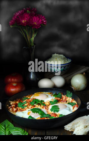 Frühstück mit türkischen würzige Shakshuka, Stillleben Stockfoto