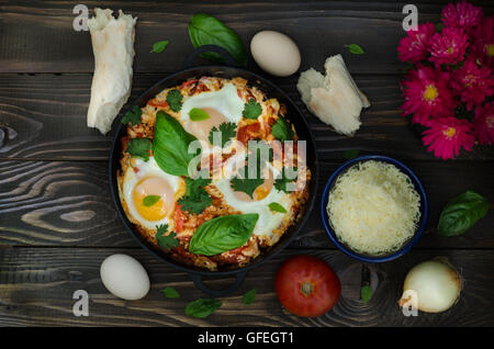 Frühstück mit türkischen würzige Shakshuka, Stillleben Stockfoto