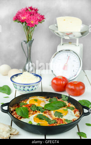 Frühstück mit türkischen würzige Shakshuka, Stillleben Stockfoto