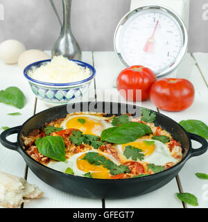 Frühstück mit türkischen würzige Shakshuka, Stillleben Stockfoto