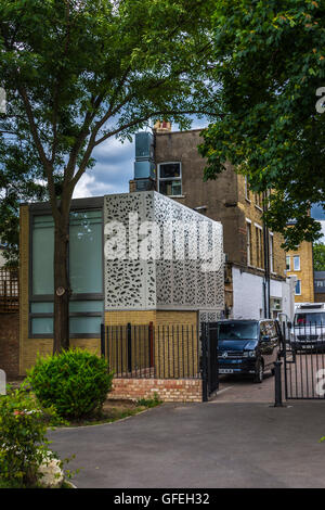 Einen neuen Raum oder eine komplette Wohnung – moderne Architektur in einem Garten hinter dem Haus mit Blick auf Gärten Slade Park, Brixton, South Lond Stockfoto