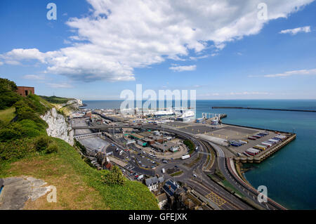 Blick auf Dover östlichen Hafen von Dover Castle, Kent, England Stockfoto