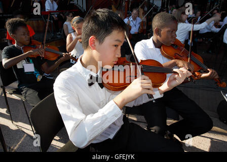 Junge Musiker mit dem Boston-Sehenswürdigkeiten-Orchester an der Hatch Shell, Boston, Massachusetts Stockfoto