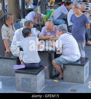 Menschen spielen traditionelles Spiel in Chinatown in Singapur. Stockfoto
