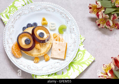 Wise Owl Pfannkuchen zum Frühstück Kinder Schule Stockfoto