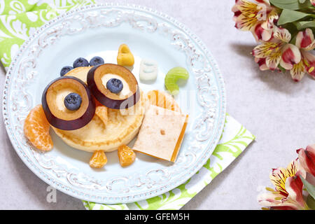 Wise Owl Pfannkuchen zum Frühstück Kinder Schule Stockfoto