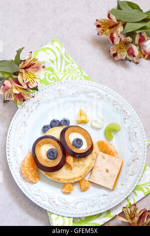 Wise Owl Pfannkuchen zum Frühstück Kinder Schule Stockfoto