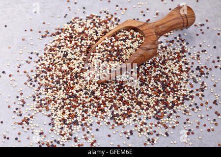 Haufen von Quinoa Getreide auf einem Steintisch Stockfoto