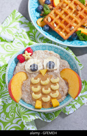 Kinder Frühstück Haferbrei mit Früchten und Beeren Stockfoto