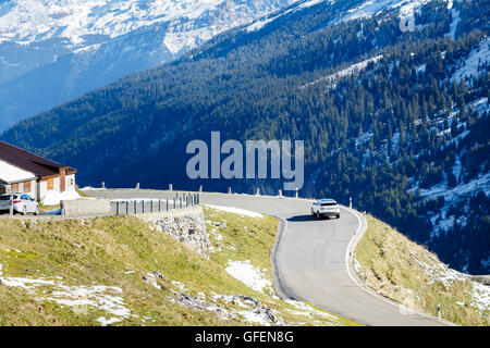 Bild eines Autos fahren auf einer Bergstraße Stockfoto