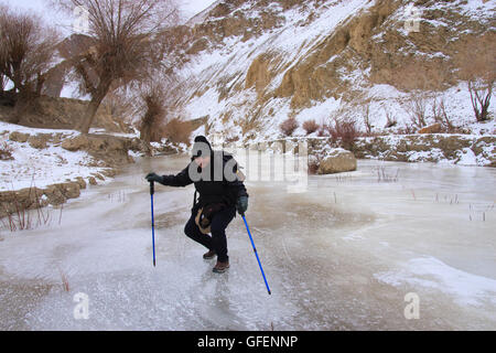 Eine Lady trekking auf dem gefrorenen Flussbett (Ladakh, Indien) Stockfoto