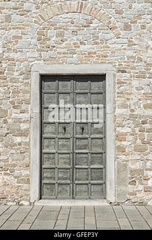 Mittelalterliche Eingangstür in eine Steinmauer-Hintergrund Stockfoto