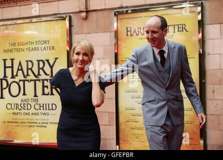 JK Rowling mit dem Schriftsteller der Show Jack Thorne ankommen für die Eröffnung Galavorstellung von Harry Potter und das verfluchte Kind im Palace Theatre in London. Stockfoto