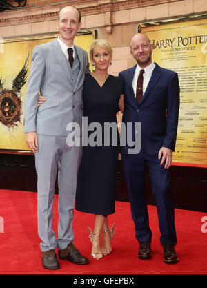 JK Rowling mit dem Schriftsteller Jack Thorne (links) und Regisseur John Tiffany ankommen für die Eröffnung Galavorstellung von Harry Potter und das verfluchte Kind im Palace Theatre in London. Stockfoto