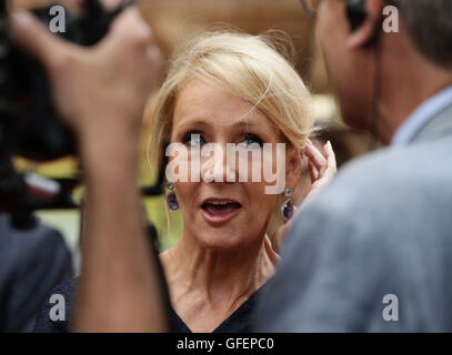 JK Rowling für die Eröffnung Galavorstellung von Harry Potter und das verfluchte Kind im Palace Theatre in London ankommen. Stockfoto