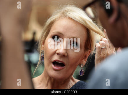 JK Rowling für die Eröffnung Galavorstellung von Harry Potter und das verfluchte Kind im Palace Theatre in London ankommen. Stockfoto