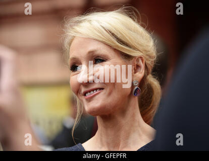 JK Rowling für die Eröffnung Galavorstellung von Harry Potter und das verfluchte Kind im Palace Theatre in London ankommen. Stockfoto