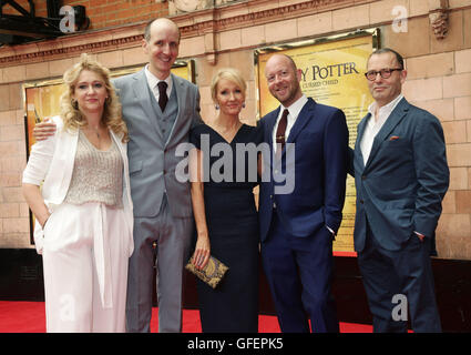 JK Rowling (Mitte) mit dem Schriftsteller Jack Thorne-Show (2. von links), Direktor John Tiffany (2. von rechts), Co-Produzenten Colin Callender und Sonia Friedman für die Eröffnung Galavorstellung von Harry Potter und das verfluchte Kind im Palace Theatre in London ankommen. Stockfoto