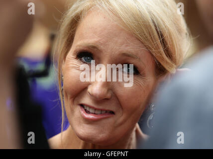 JK Rowling für die Eröffnung Galavorstellung von Harry Potter und das verfluchte Kind im Palace Theatre in London ankommen. Stockfoto