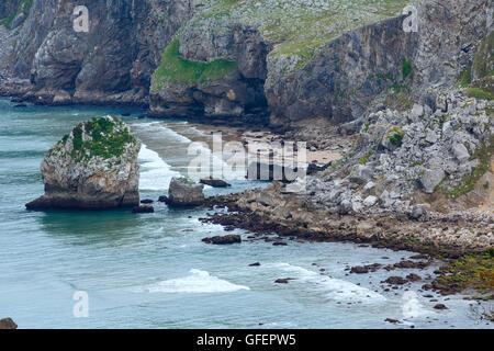 Blick aufs Meer Küste Frühling in der Nähe von San Julian Beach, Liendo, Kantabrien, Spanien. Stockfoto