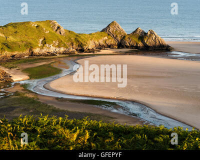 Späten Abend Sonnenschein im Sommer über die spektakulären Naturschönheit drei Cliff Bay (drei Felsen), Gower, in der Nähe von Swansea, Südwales. Stockfoto