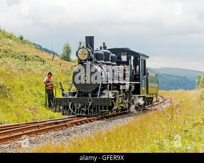 Dampf Lok läuft rund um die Bahn mit Torpantau Station auf der Brecon-Bergbahn in der Nähe von Merthyr Tydfil in Südwales. Stockfoto