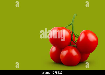 Ein Bündel von Tomaten mit grünem Stiel auf grünem Hintergrund. Horizontale, front Ansicht. Stockfoto