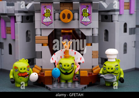 LEGO Angry Birds. King Pig mit blaues Ei, Chef-Schwein mit Pfanne und Vorarbeiter Schwein weißes Ei liegt bei King Pig Burg. Stockfoto