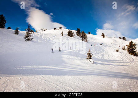 Skigebiet in den Alpen, Menschen Skifahren Stockfoto