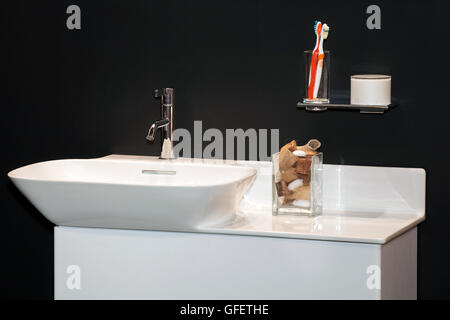 Modern Chrom Wasserhahn im Badezimmer Stockfoto