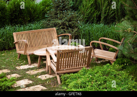 Dekorative Stühle und Tische im Garten Stockfoto