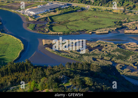 Luftaufnahme des Asón Fluss und Landschaft in der Nähe von Limpias in der Region Kantabrien Nordspanien. Stockfoto