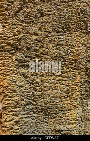 Sehr grobe Betonstruktur auf der alten Stadtmauer. Stockfoto