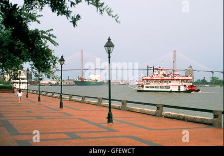 River Street, Savannah, Georgia, USA. Heck Paddle Wheeler Savannah River Queen. Großen-Savannah-Brücke und Hafen über Stockfoto