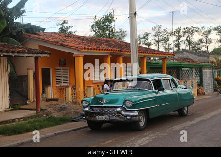 Taxi Parken auf Seitenstraße in Vinales, Kuba, 2016. Stockfoto