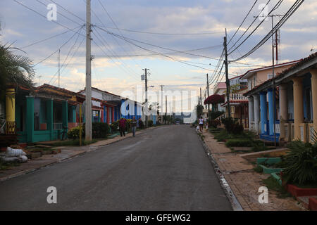 Seitenstraße in Viñales, Kuba bei Sonnenuntergang. 2016. Stockfoto