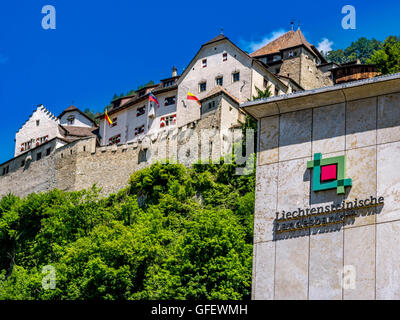 Bank Gebäude der Liechtensteinische Landesbank vor dem Schloss Vaduz, Fürstentum Liechtenstein, Europa Stockfoto