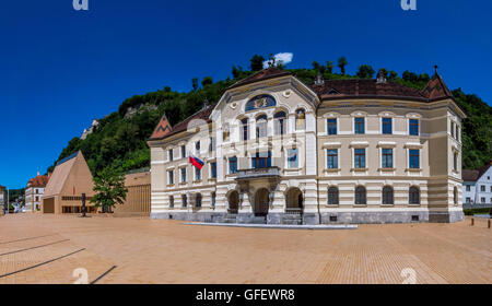 Altes und neues Parlament in Vaduz, Fürstentum Liechtenstein, Europa Stockfoto