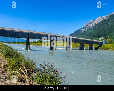 Alte Rheinbrücke VaduzVaduz Sevelen (Holzbrücke) über den Fluss
