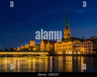 Frauenmunster Abbey und Stadthaus in Zürich bei Nacht, Schweiz, Europa Stockfoto