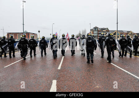 26. Januar 2013, Belfast, Nordirland.  PSNI Offiziere in Aufruhr Getriebe Steuerung 500 Demonstranten auf dem Weg zurück nach East Belfast gekleidet, nachdem sie in der Belfast City Hall zu protestieren gegen die Abschaffung der Anschluß-Markierungsfahne vom Gebäude gesammelt. Stockfoto