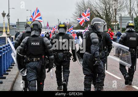 26. Januar 2013, Belfast, Nordirland.  PSNI Offiziere in Aufruhr Getriebe Steuerung 500 Demonstranten auf dem Weg zurück nach East Belfast gekleidet, nachdem sie in der Belfast City Hall zu protestieren gegen die Abschaffung der Anschluß-Markierungsfahne vom Gebäude gesammelt. Stockfoto