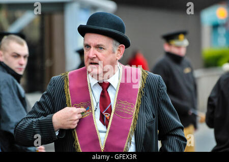 1. April 2013, Belfast, Nordirland.  Der Präsident der Lehrling jungen von Derry, Clifton Street Lodge lodge fordert Mitglieder nicht durch republikanische Demonstranten provoziert werden Stockfoto