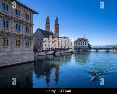 Grossmünster und Limmatquai in Zürich, Schweiz, Europa Stockfoto
