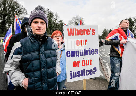 23.02.2013, Belfast, Nordirland. Jamie Bryson besucht einen Protest außerhalb PSNI Hauptsitz, folgende Behauptungen von Polizeibrutalität bei früheren Protesten. Stockfoto