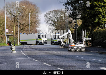 17.03.2013, Newtownabbey, Nordirland.  Armee ATO mithilfe einer Northrop Grumman Andros Roboterfahrzeug um ein Gerät gefunden auf dem Gelände einer katholischen Kapelle kurz vor 09:00 zu untersuchen. Stockfoto